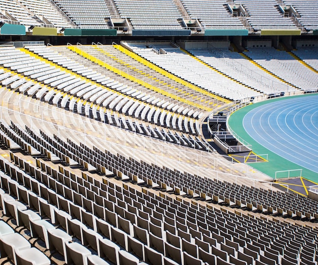 Leeres großes Sportstadion mit Plastikstühlen