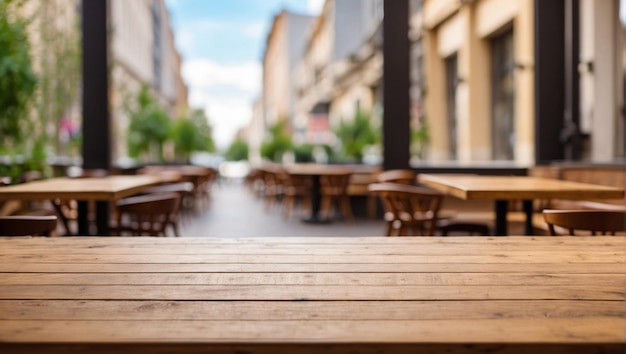 leeres hölzernes Schreibtisch-Café mit verschwommenem Hintergrund der Stadtstraße