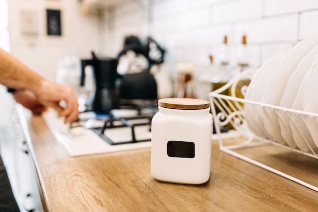 Leeres Keramikglas auf einem Woodem-Tisch in der Küche