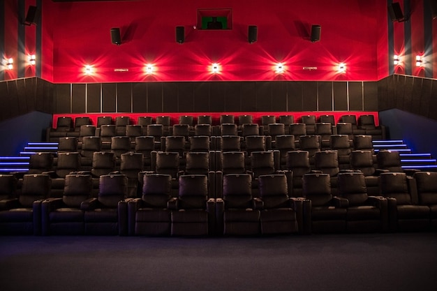 Leeres Kino, Kino mit weichen Stühlen vor der Premiere des Films. Es sind keine Leute im Kino.