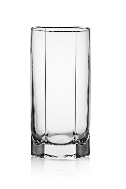 Leeres, klares, transparentes Glas für Bier isoliert auf weißem Hintergrund