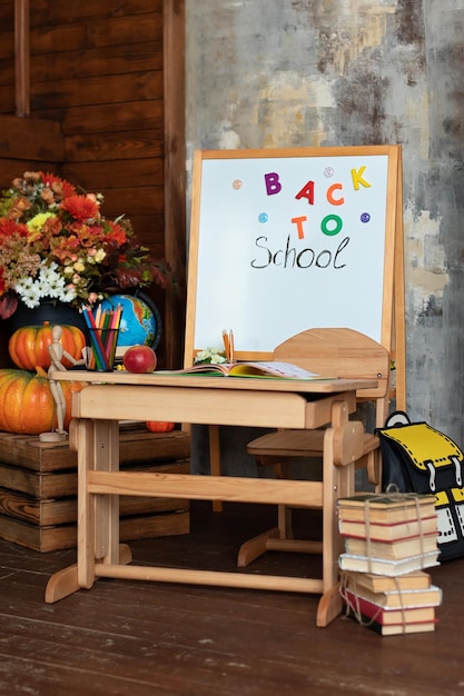 Leeres Klassenzimmer mit Tafel und Holztisch. Kindergarten.