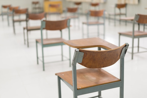 Leeres Klassenzimmer ohne Schüler aufgrund der COVID19-Pandemie und Schulschließungen