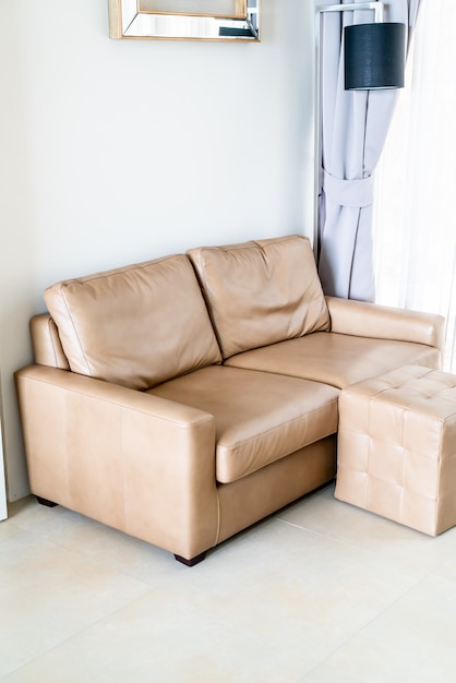 Foto leeres ledersofa im wohnzimmer