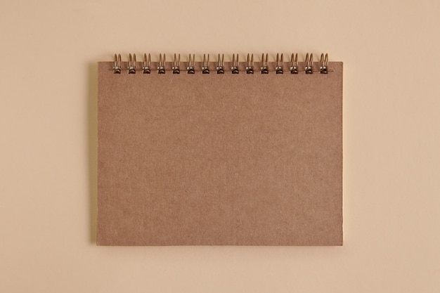 Leeres, leeres Skizzenbuch mit braunem Kraftpapier-Notizbuch Draufsicht Flache Lage
