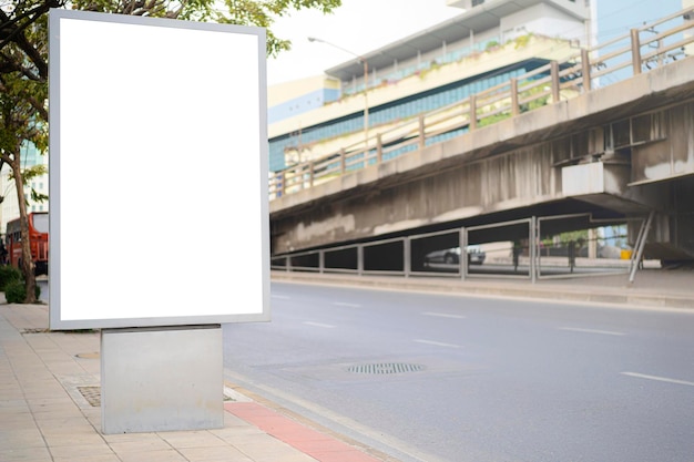 Leeres Modell der vertikalen Straßenplakat-Plakatwand auf Stadthintergrund