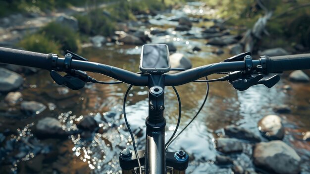 Leeres Modell eines wasserdichten Fahrradtelefonhalters, das am Lenker befestigt ist