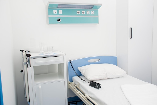 Leeres modernes Krankenhauszimmer mit Sauerstoffkonzentrator Moderne medizinische Geräte auf der Intensivstation