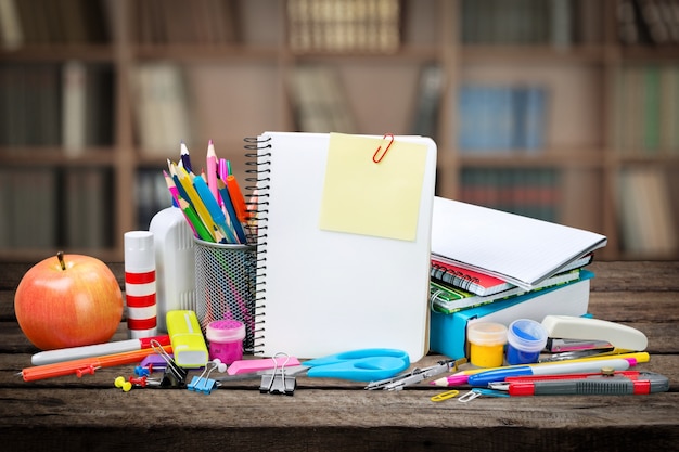 leeres Notizbuchblatt und Apfel. Zubehör für Schüler- und Studentenstudien. Zurück zum Schulkonzept.