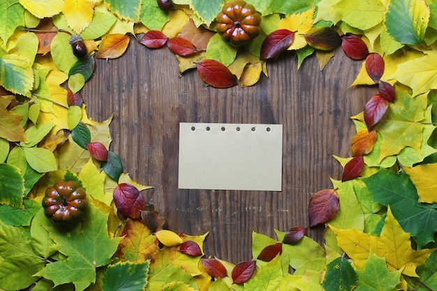 Leeres Papier auf Herbstlaubhintergrund und -stift