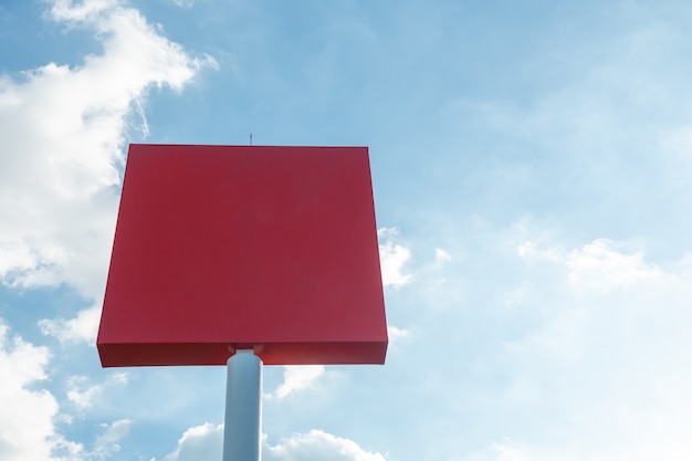 Leeres Plakatmodell mit rotem Bildschirm gegen Wolken und Hintergrund des blauen Himmels