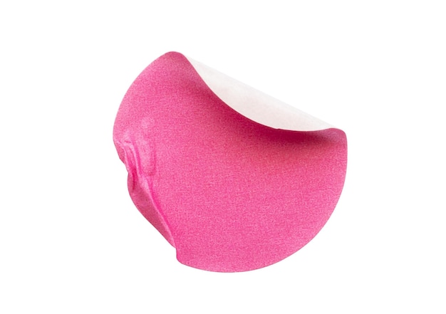 Leeres rosafarbenes rundes Klebeetikett aus Papier auf weißem Hintergrund