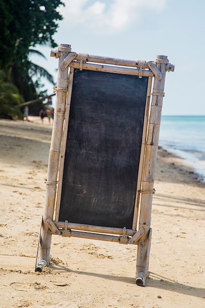 Leeres Schild am Strand