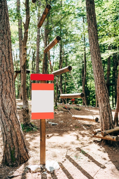 Leeres Schild in roter Kante im Wald nahe dem Seilpark