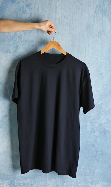 Leeres schwarzes T-Shirt auf Grunge-Hintergrund