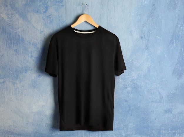 Leeres schwarzes T-Shirt auf Grunge-Hintergrund