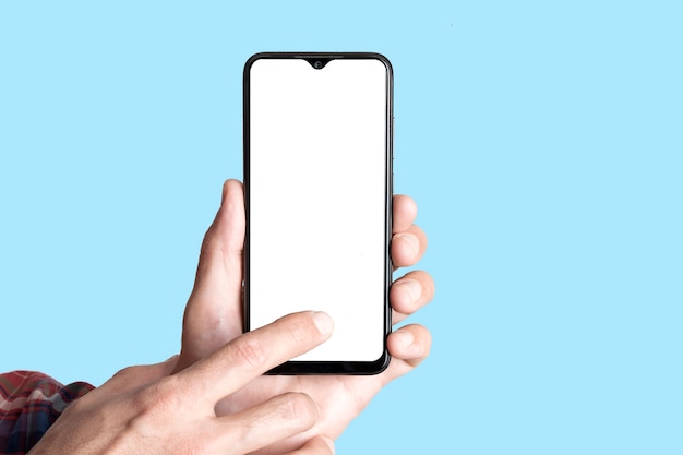 Leeres Smartphone in der Hand auf farbigem Hintergrundmodelltelefon mit blauem Banner mit leerem Bildschirm