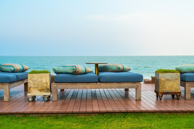 leeres Strandstuhlsofa mit Seeansicht