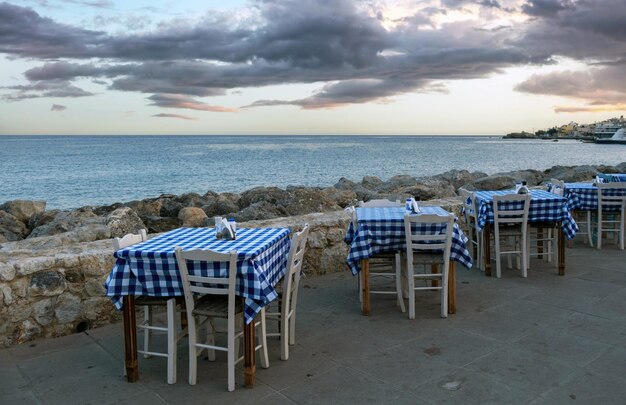 Leeres Strandtavernenrestaurant in der Stadt Paleochora, Kreta, Griechenland, felsige Landschaft, Meereshimmel