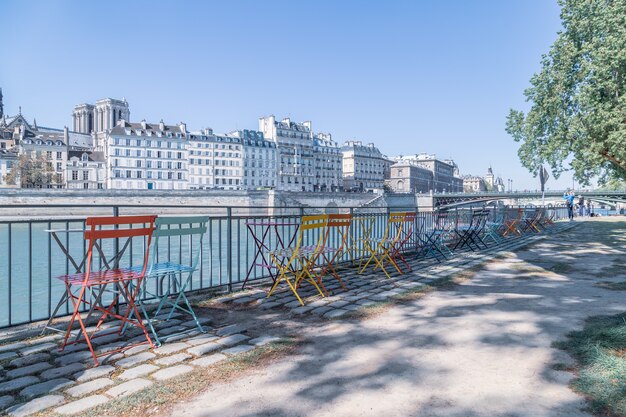 Leeres Straßencafé an den Ufern der Seine, Paris, Frankreich