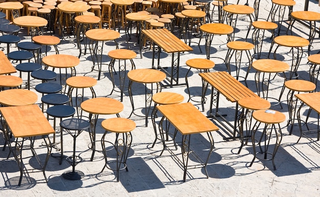 Leeres straßencafé morgens, budva, montenegro