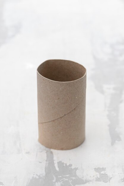 Leeres Toilettenpapier auf grauer Keramikoberfläche