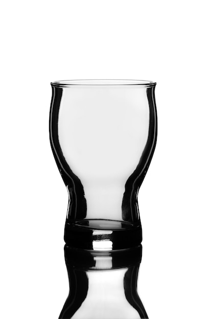 Leeres Verkostungs-Bier-Pint-Glas und Reflexion lokalisiert auf Weiß