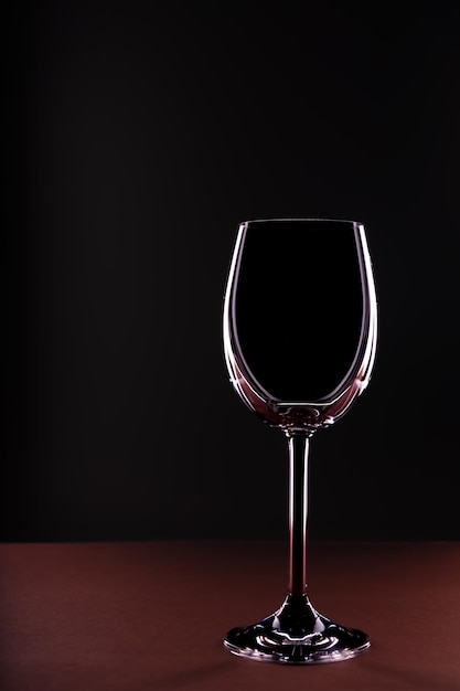 Leeres Weinglas auf schwarzem Hintergrund