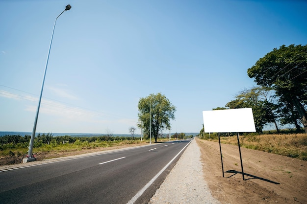 Leeres weißes Banner in der Nähe der Straße