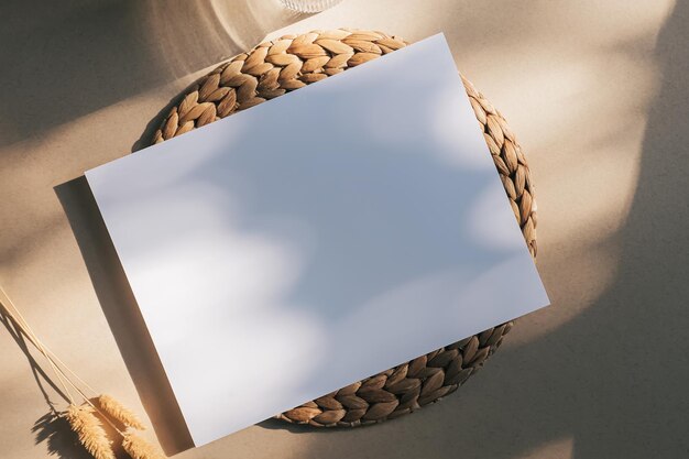 Foto leeres weißes blatt auf beigefarbenem hintergrund in natürlichem sonnenlicht modernes minimalistisches modell