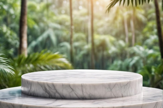 Foto leeres weißes marmor minimalistisches modernes abgerundetes podium mit verschwommenem tropischen wald-dschungel-hintergrund