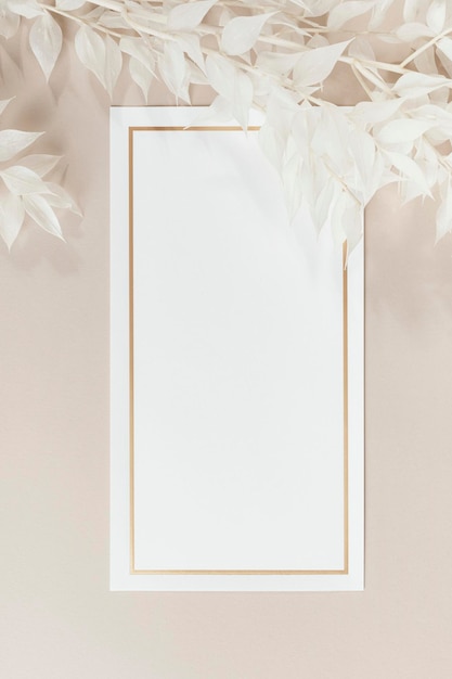Leeres weißes Papiermodell und beige Zweige