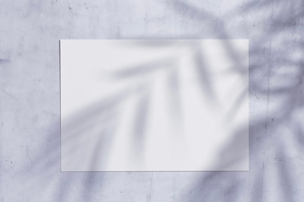 Leeres weißes Poster-Mockup auf Marmor-Hintergrund mit natürlichen Palmenschatten Banner für Branding
