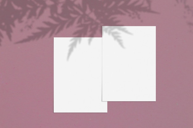 Leeres weißes vertikales Papierblatt 5x7 Zoll mit Schattenauflage.