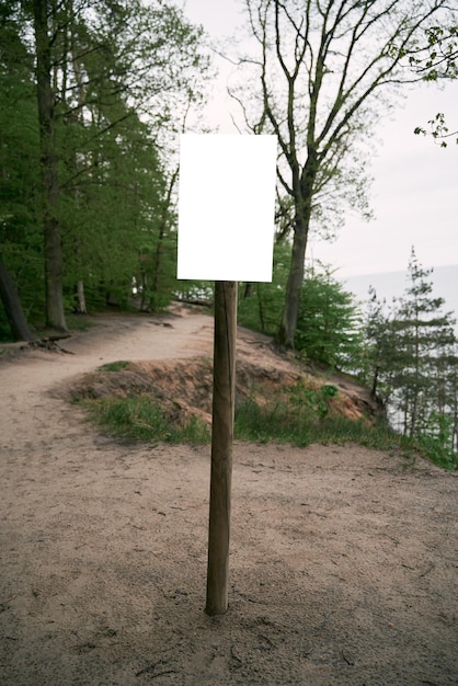 Leeres Werbeschild im Wald Schild mit Naturhintergrund