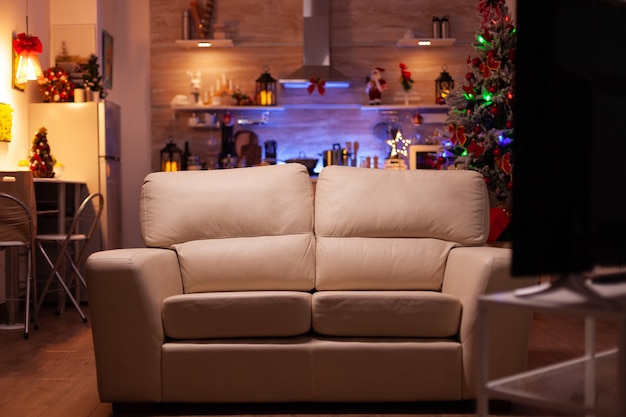Leeres Wohnzimmer mit modernen Möbeln bereit für Weihnachtsferien