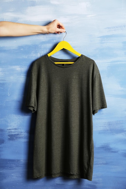 Foto leerfarbiges t-shirt vor grunge hintergrund