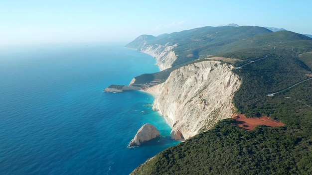 Lefkada As praias são notáveis por falésias e águas azul-turquesa Grécia