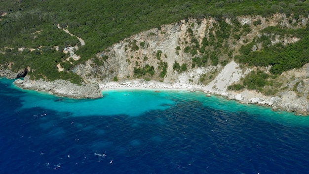 Lefkada Die Strände Griechenlands zeichnen sich durch steile Klippen und türkisfarbenes Wasser aus