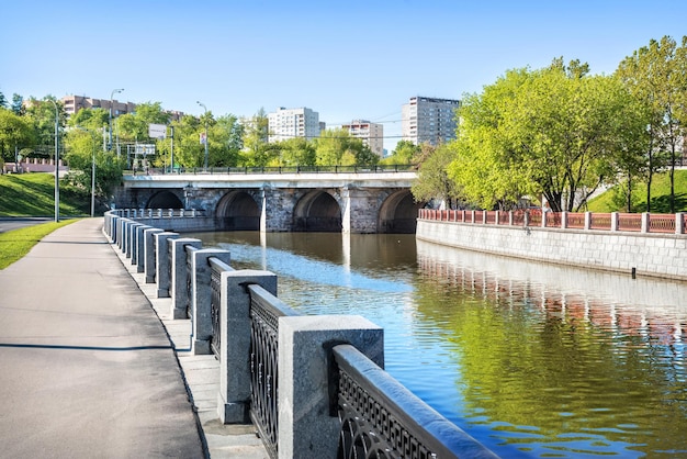 Lefortovsky-Brücke mit Bögen Yauza-Fluss Moskau