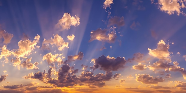 El legado del día la puesta de sol con nubes deja su huella en el cielo