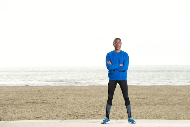 Legal cara esportiva em pé na praia