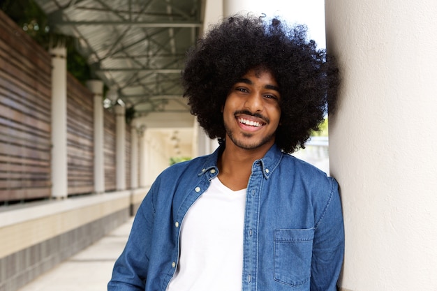 Foto legal cara negro com afro sorrindo