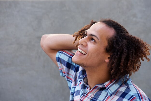 Foto legal cara olhando para cima com a mão no cabelo