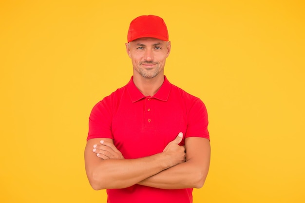 Legal e confiante. Homem confiante manter os braços cruzados fundo amarelo. Olhar confiante de modelo de moda Feliz, sorria com confiança. Estilo casual. Guarda-roupa masculino. Confiante e positivo.