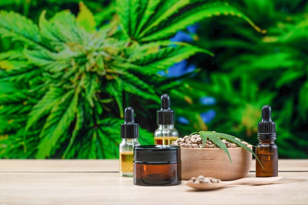 Legalisiertes CBD-Öl und Mockup-Cremetiegel für Hautpflegezwecke