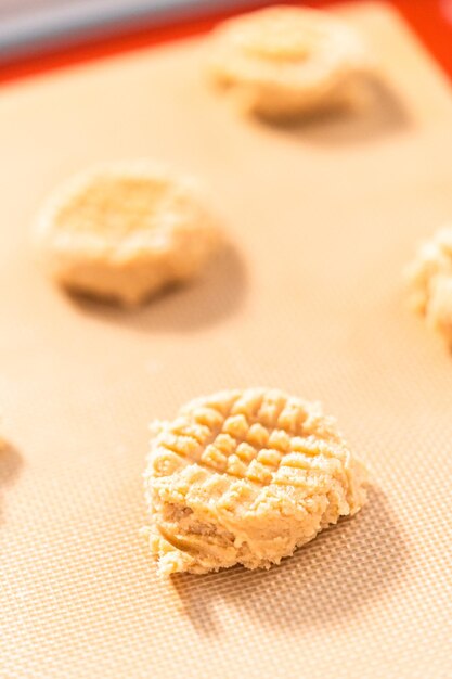 Legen Sie einen Erdnussbutter-Keksteig zum Backen auf Silikonmatten.