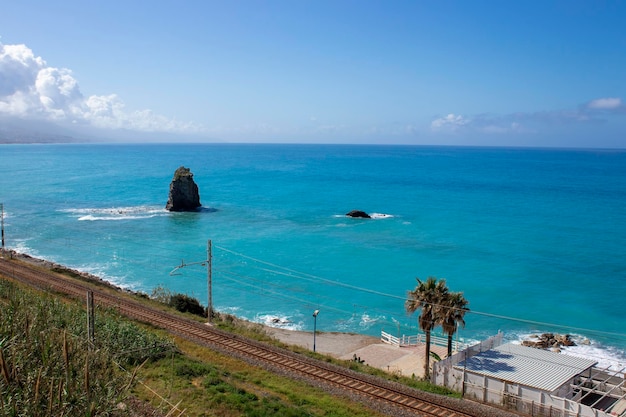 El legendario Scolo Della Regina Petra Majura en Cosentino, un hermoso balneario en Calabria