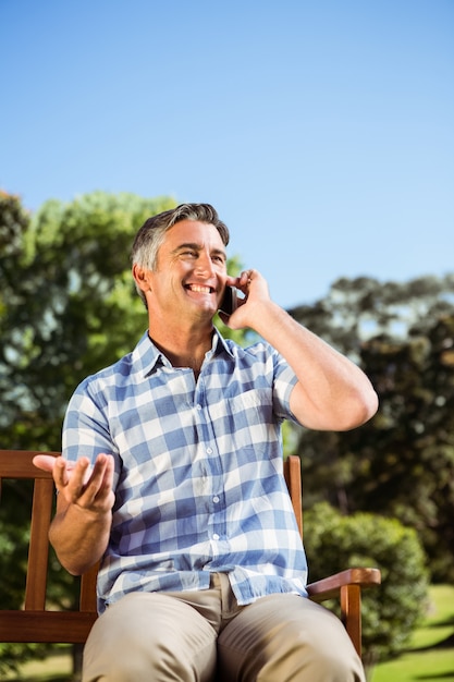 Legerer Mann am Telefon