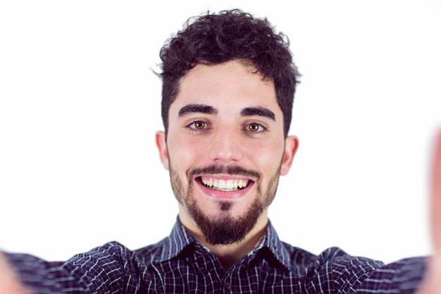 Legerer Mann, der ein selfie nimmt
